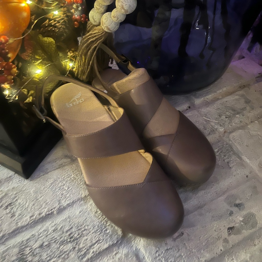 NEW!!! With box size 39 Tan Dansko classy sandals.